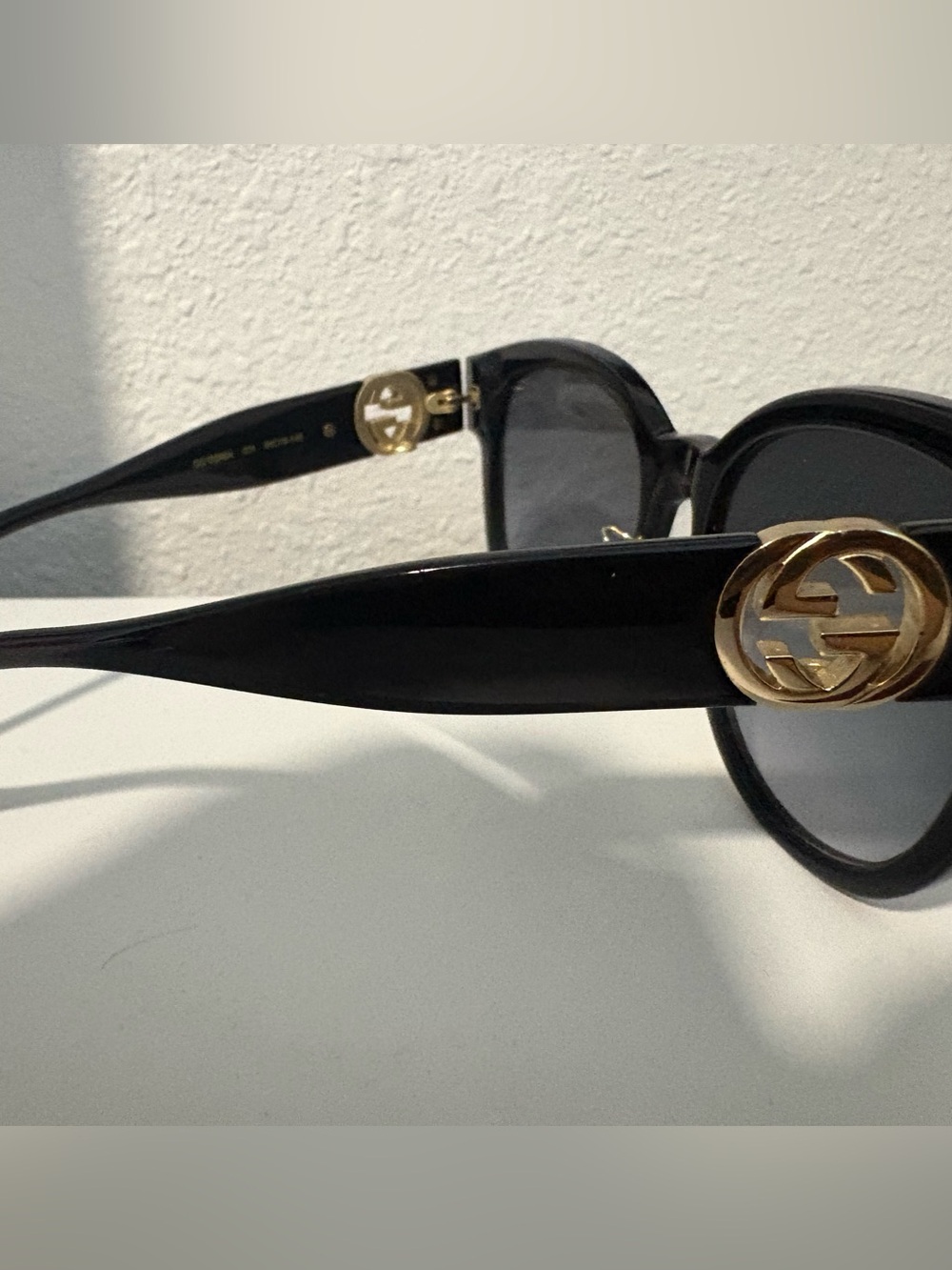 Gucci Black Cat-Eye Sunglasses with Gold Logo - Picture 5 of 9